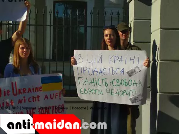 Украинцы пикетируют посольства стран, которые поддержали возврат России в ПАСЕ (ФОТО, ВИДЕО) | Русская весна