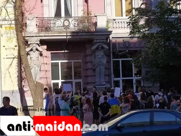 Украинцы пикетируют посольства стран, которые поддержали возврат России в ПАСЕ (ФОТО, ВИДЕО) | Русская весна