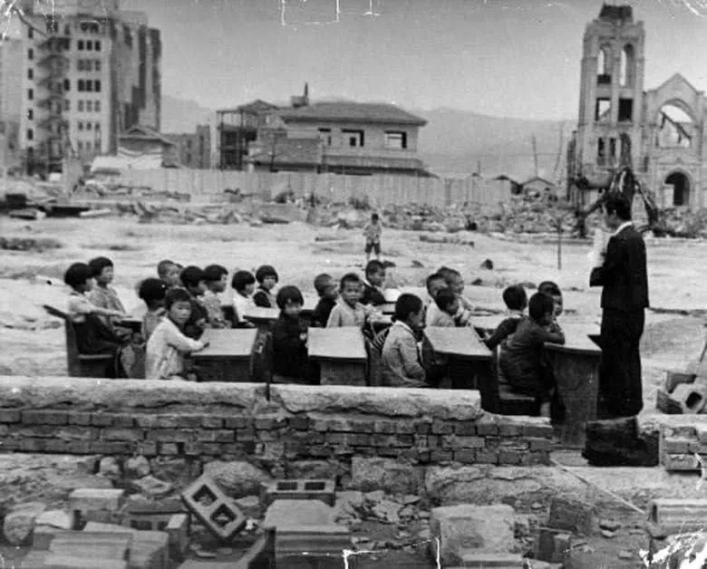 история, фото, урок, импровизированный класс, атомная бомба, Хиросима, 1946 год, прощение, американцы, геноцид, Нагасаки, премьер-министр, Япония, социальные опросы, мир, ядерное оружие, благо